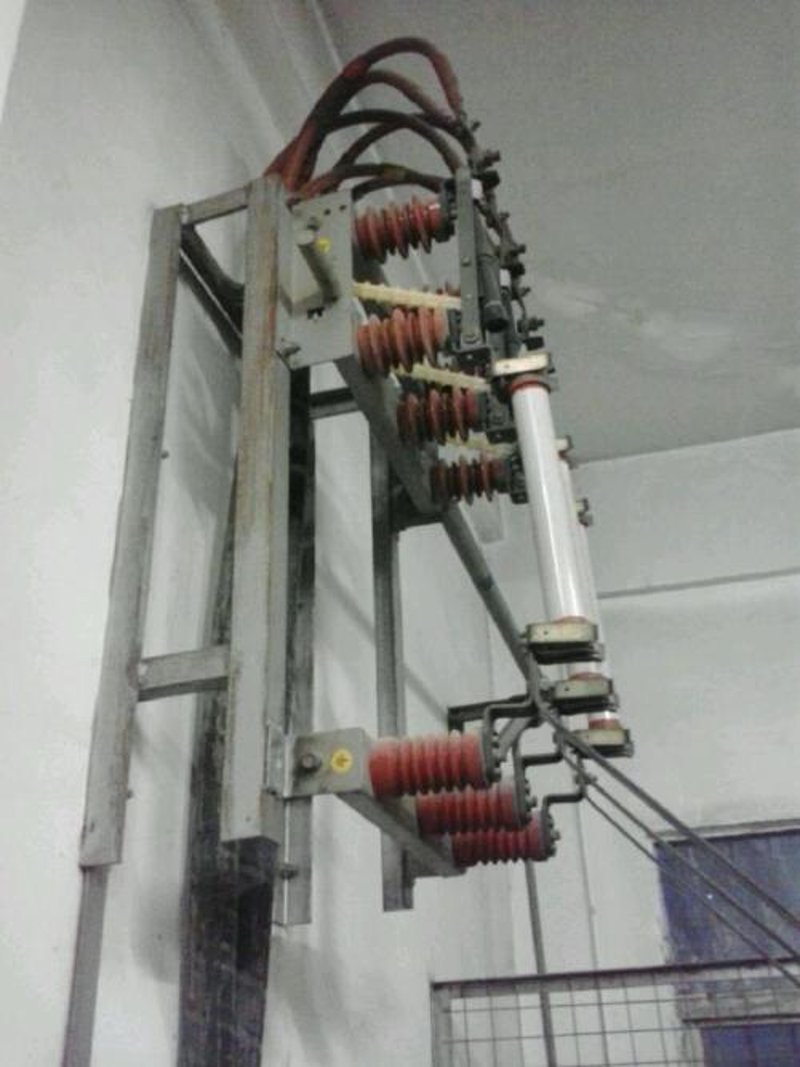 在电力系统中,真空断路器作为重要的开关设备,其性能直接影响着电网的安全稳定运行。今天我们就来深入了解这种关键装置。